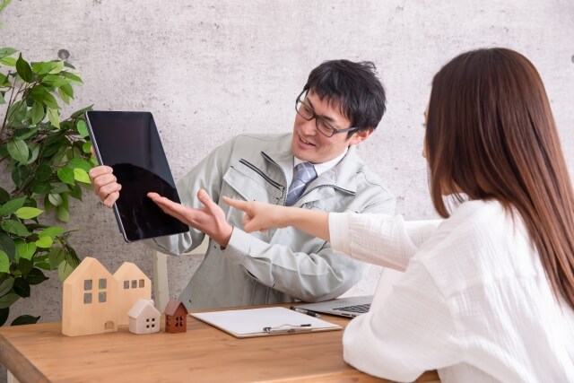 断熱材・遮熱塗料について紹介する人物