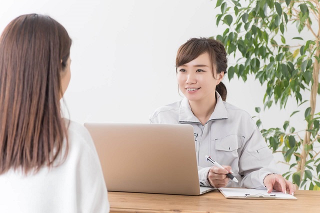 塗装工事について説明を行う人物